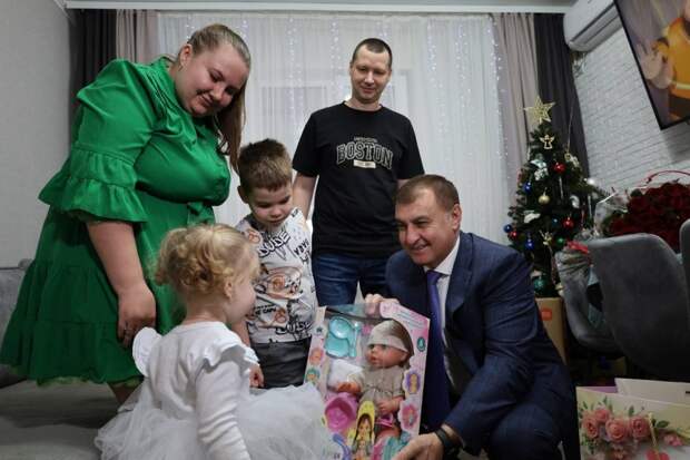 Глава Тахтамукайского района поздравил с наступающим Новым годом семью военнослужащего СВО