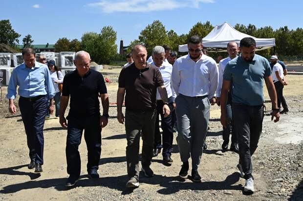 Мурат Кумпилов посетил строящиеся спортивные объекты в Кошехабле