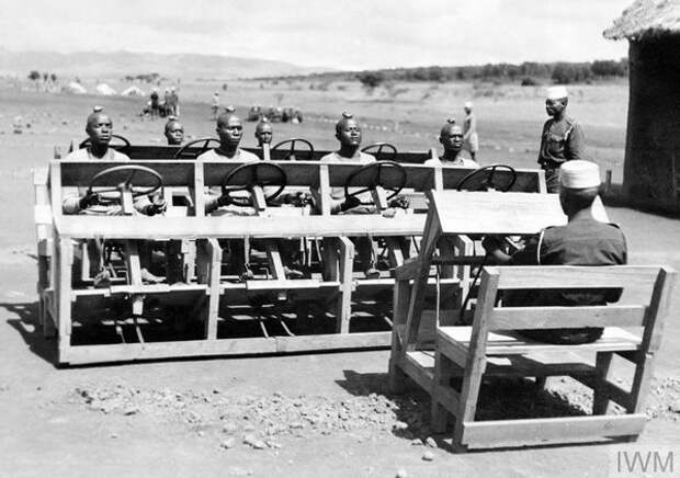 Обучение вождению королевских африканских стрелков в 1943 году. Камень на голове приучает учеников не опускать голову и смотреть всё время на дорогу.