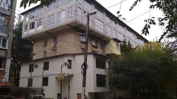 Скромностью тут и не пахнет Скромностью тут и не пахнет