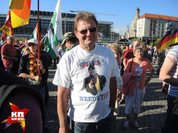 Протестующий в футболке с Путиным.