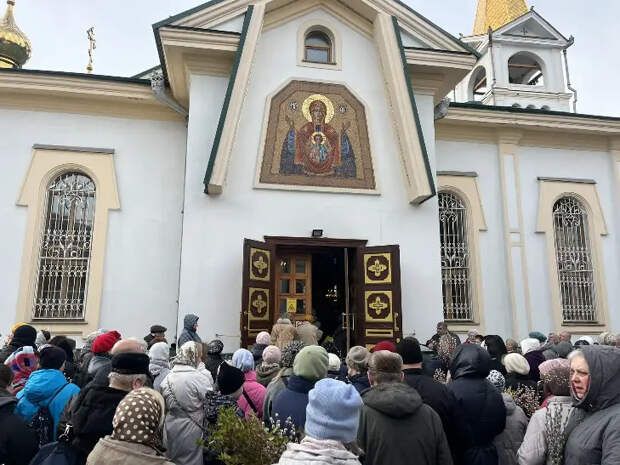 Тысячи новосибирцев осветили вербы в храмах города