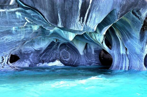 Мраморный собор (Marble Cathedral или Las Cavernas de Marmol) находится на одном из глубочайших озёр в мире – Lago General Carrera. Оно расположено на границе Аргентины и Чили, неподалёку от чилийского города Чиле-Чико. Площадь ледникового озера составляет 1850 км², а максимальная глубина – 586 м. Мраморный собор представляет собой лабиринт красивейших геологических образований – Мраморных пещер. Они расположены на известняковом полуострове почти в центре озера.