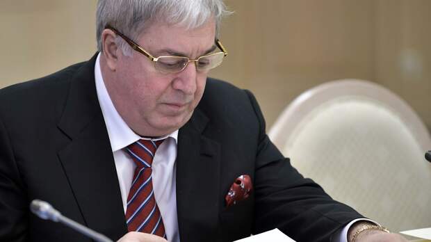 Михаил Гуцериев передал долю в 