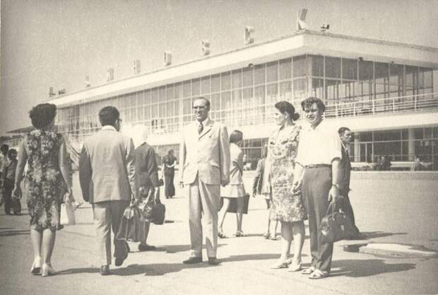 Бабушка и дедушка у аэропорта в Ульяновске. Неизвестный автор, 1 апреля 1967 - 28 сентября 1970 года, г. Ульяновск, из архива семьи Алешиных.