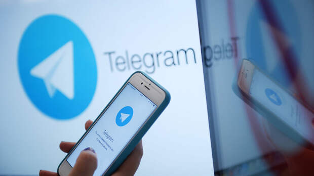Логотип мессенджера Telegram на экране монитора и телефона Логотип мессенджера Telegram на экране монитора и телефона - РИА Новости, 1920, 19.01.2022