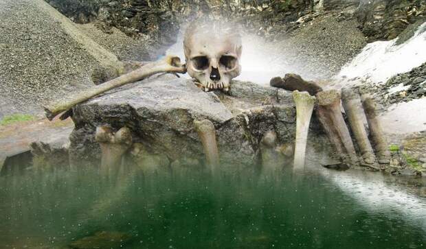Скелеты на озере Роопкунд местными жителями раскладываются по кучам