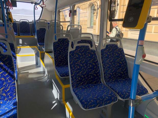 В Петербурге 11 и 12 апреля усилят автобусное движение до кладбищ