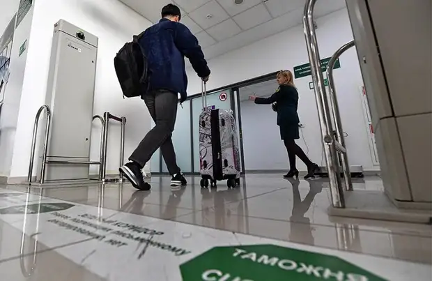 В терминале бизнес-джетов «Внуково-3» пассажиры проходят строгий таможенный досмотр