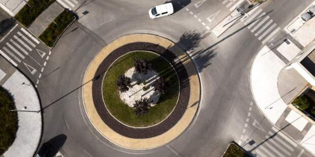 Споры окончены: Верховный суд и ГИБДД объяснили, как правильно использовать поворотники на круговом движении