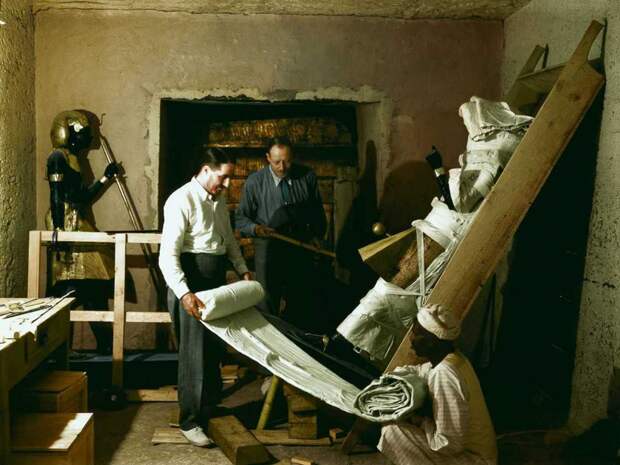 Говард Картер, Артур Каллендер и египетский рабочий обматывают одну из статуй Ка для транспортировки. (1923 г.) Говард Картер, египет, история, фото