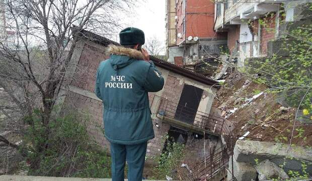 Дом начал рушиться на глазах у жителей российского города