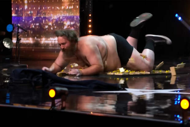 Участник телешоу в одних трусах начал пытать себя на сцене и шокировал зрителей