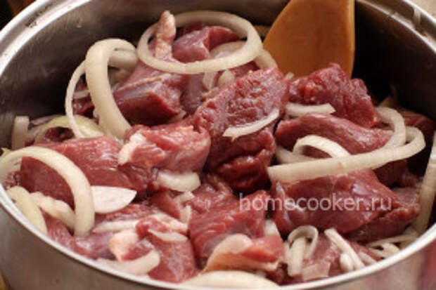 Шашлык из баранины Myaso s lukom v marinade 300x200 Шашлык из баранины
