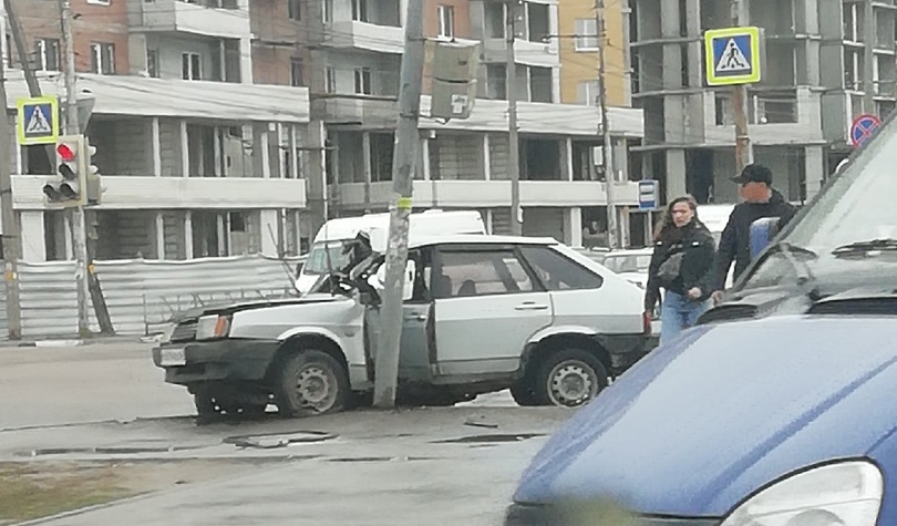 ВАЗ врезался в столб в Рязани