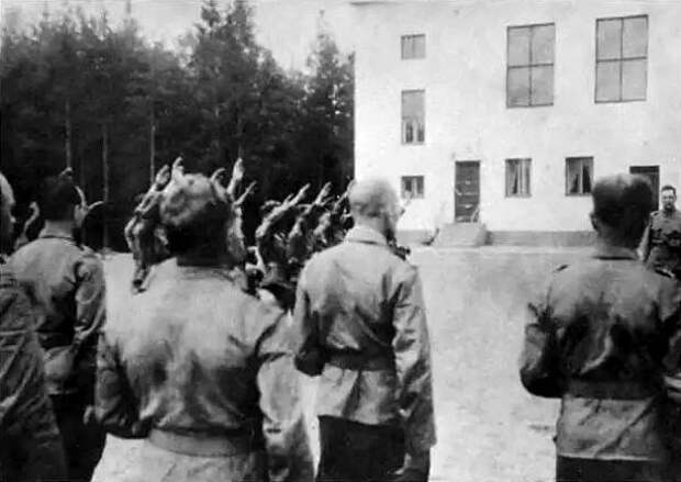 Группа Эрна приносит присягу