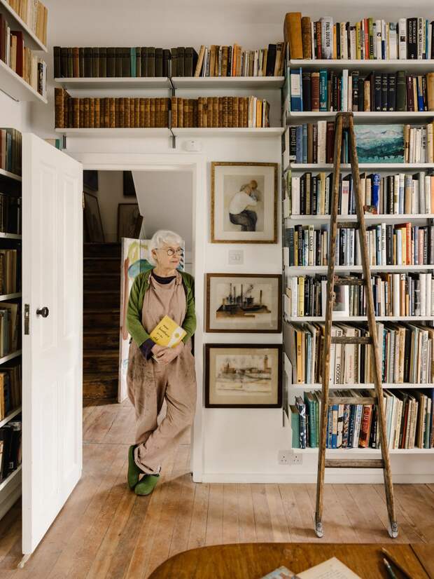 Хозяйка дома на фоне своей библиотеки. Большинство книг принадлежат ее дедушке, отцу и покойному мужу-писателю