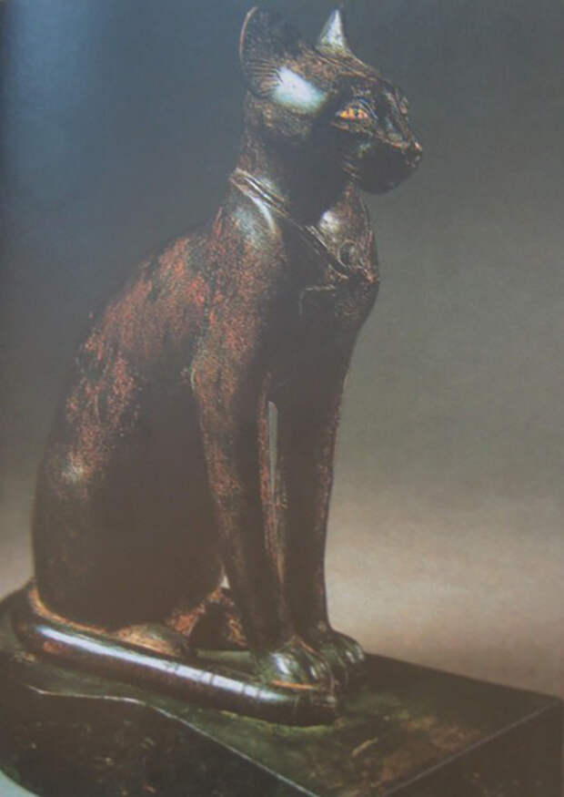 Египетская статуэтка священной кошки богини Баст (или Бастет).