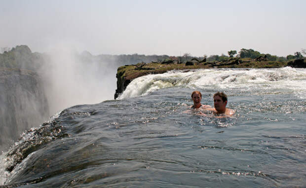 Бассейн дьявола Водопад Виктория, Южная Африка Представьте себе купание на вершине самого большого в мире водопада. Уровень воды здесь может упасть очень резко, что уже стало причиной 15 смертей только в прошлом году.