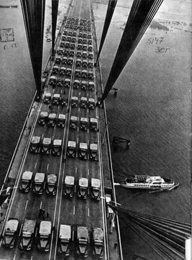 Испытание на прочность Московского моста УРСР, на мост вывезли 150 50 КрАЗов, кузова которых были доверху загружены песком. При чем этого веса было выше нормы. история, классика, фото