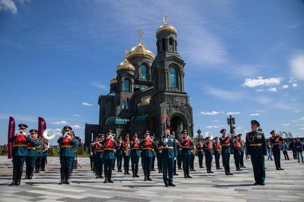 Оркестр ВС РФ у главного храма ВС, спасская башня