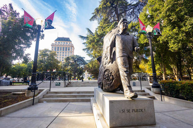 В США убирают статуи национального героя Чавеса, обвиненного в харассменте