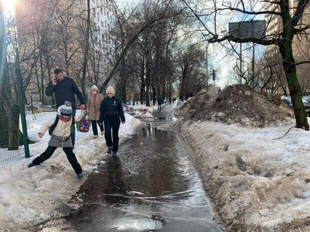 На Клязьминской улице устранили «озеро»