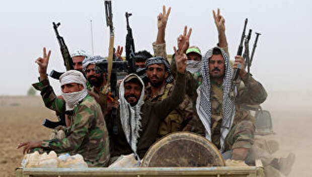 Иракские шиитские ополченцы на дороге к югу от Мосула во время операции против ИГ