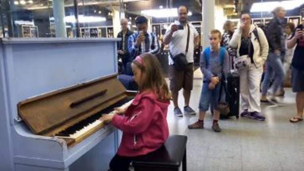Маленькая девочка увидела в аэропорту пианино. Когда она заиграла мелодию с «Титаника», присутствующие замерли!