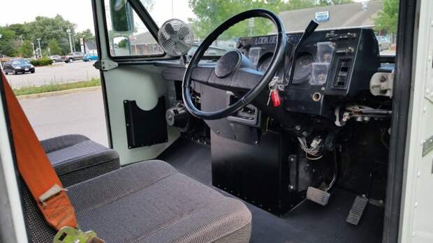 Интерьер Grumman LLV в редком варианте с пассажирским сиденьем. Grumman LLV, почта, почтовый фургон