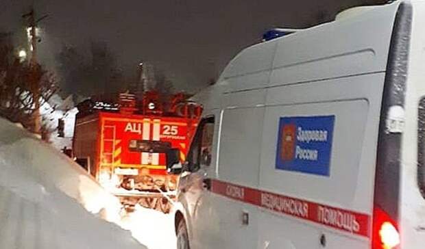В Бугуруслане спасатели вытянули из снега застрявшую машину "скорой" помощи