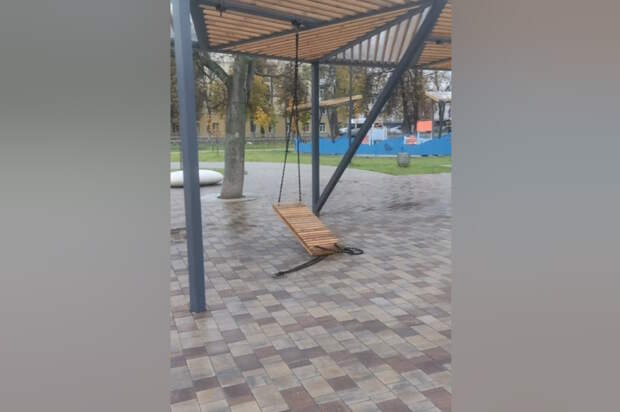 Качели развалились прямо под человеком в Кировском сквере в Туле
