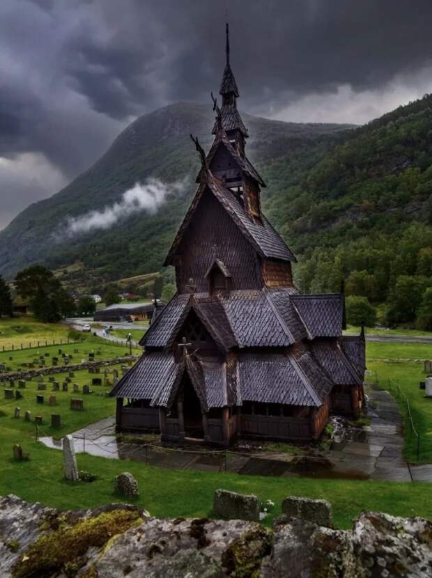 13. Деревянная церковь Боргунд (норв. Borgund stavkirke) — одна из самых древних сохранившихся каркасных церквей, расположена в деревне Боргунд провинции Согн-ог-Фьюране, Норвегия