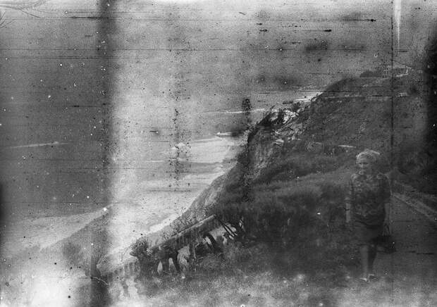 В подарок жене мужчина купил старый фотоаппарат. Там оказались снимки 80-летней давности