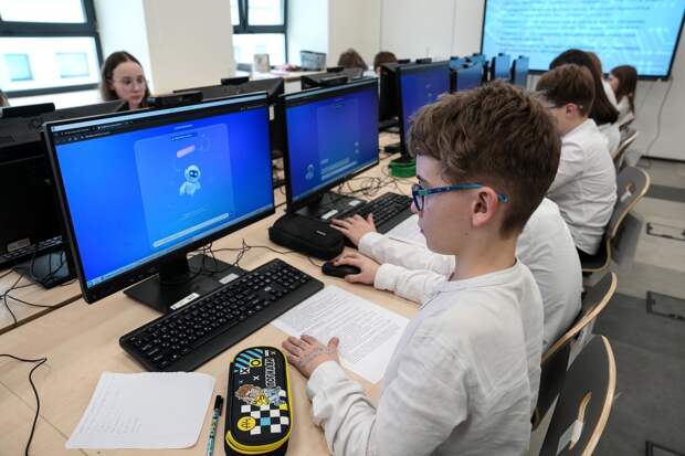 Путин поручил внедрить цифровые решения в сфере образования