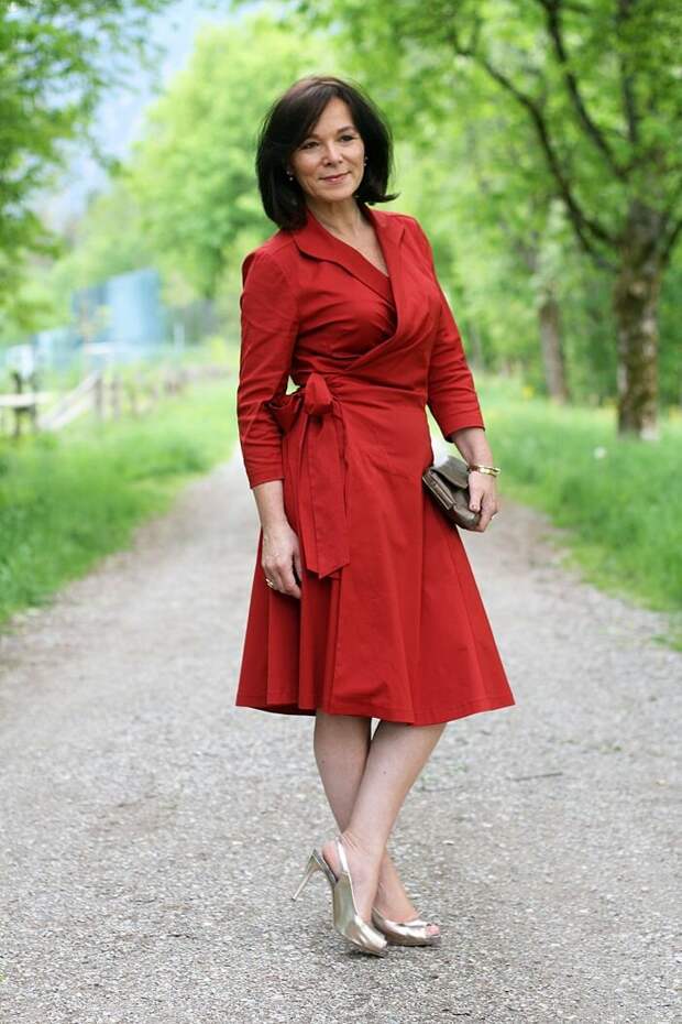 Женщина в красном платье с запахом. /Фото: i.pinimg.com