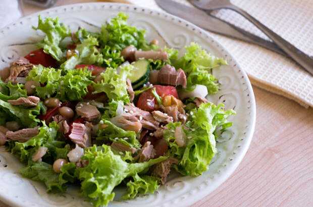 Салат с тунцом и фасолью. \ Фото: pinterest.com.
