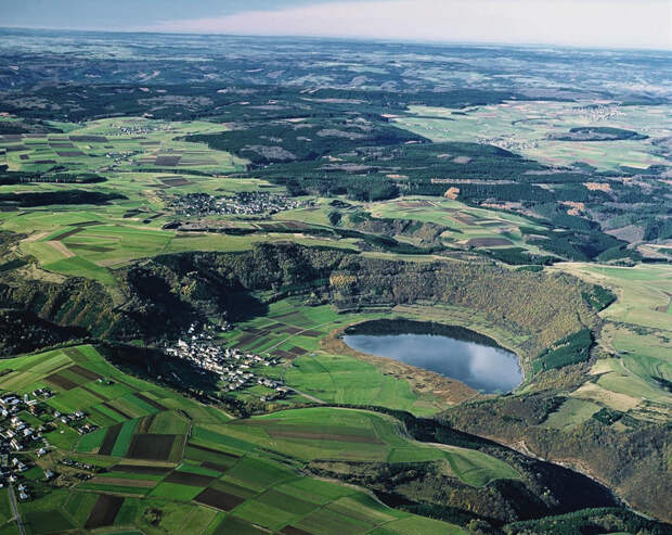 Бурное прошлое Лаахского озера в Германии: что скрывает безмятежная гладь водоема