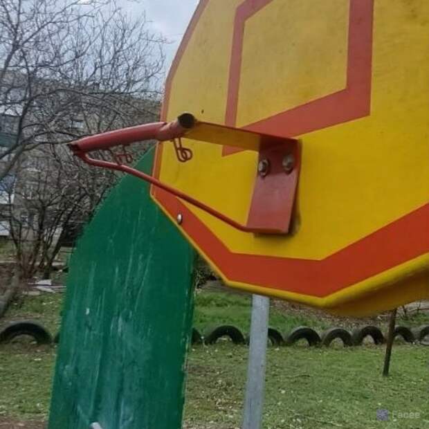 Детская площадка на Восточном в Макеевке, всё поломано