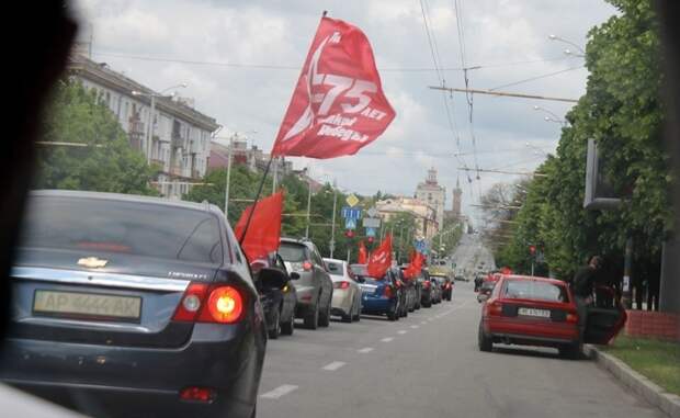 В Запорожье полиция и националисты попытались сорвать автопробег ко Дню Победы
