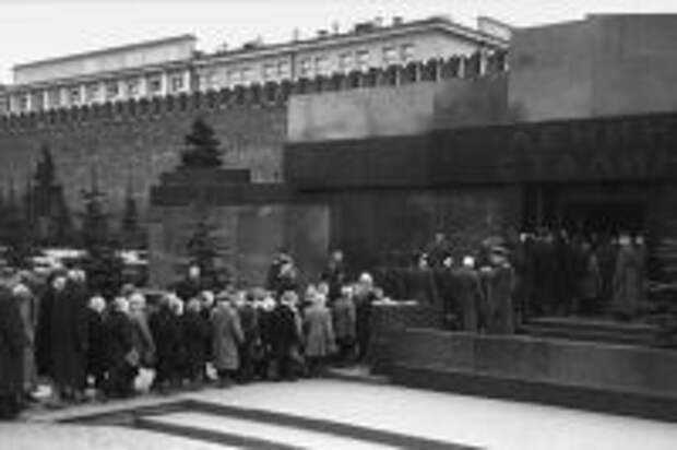 Очередь в Мавзолей В.И.Ленина и И.В.Сталина на Красной площади в Москве. 1957 год.