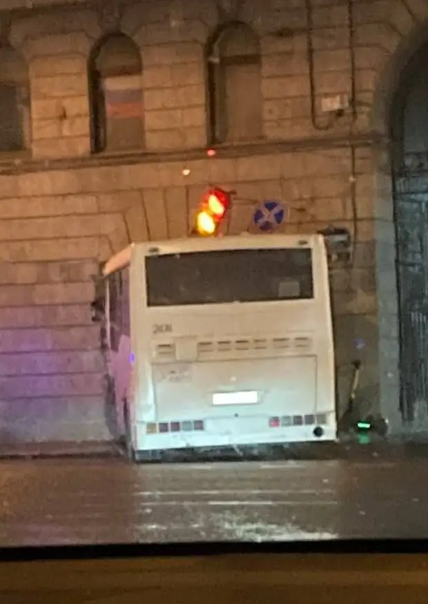 На Каменноостровском автобус врезался в дом