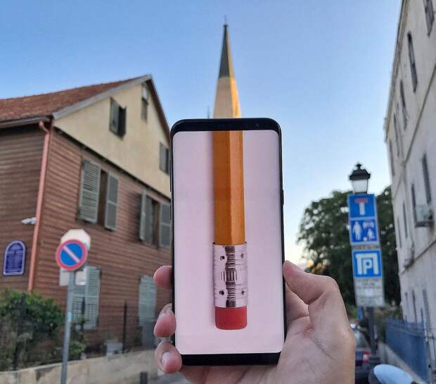 Художник сочетает повседневные предметы с изображениями на смартфоне