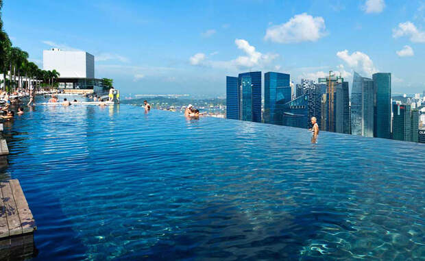 Инфинити пул Сингапур Самый большой в мире бассейн на высоте находится в Сингапуре. Представьте себя плавающим над городом и разглядывающим жителей с 57 этажа. Страшно? Еще бы.