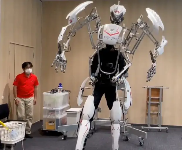 Японская лаборатория представила прототип железного человека (видео)