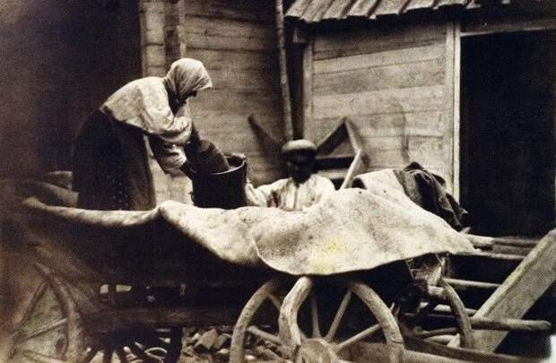 25. Пожилая женщина пересыпает овес до революции, донские казаки, история, казаки, казачий быт, фотографии