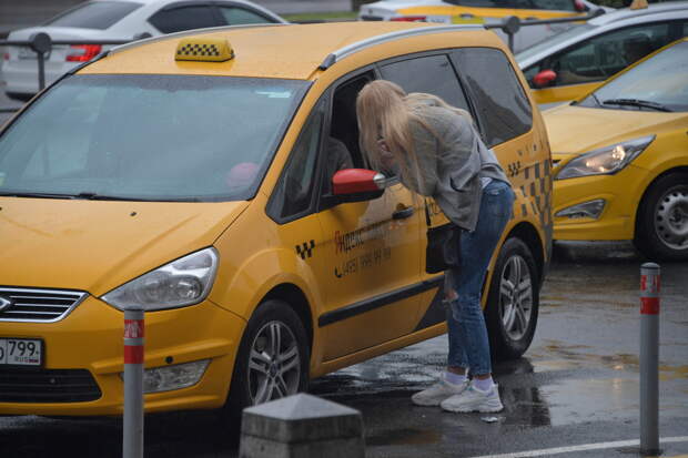 В Екатеринбурге таксист отказался везти несовершеннолетнюю пассажирку до места назначения