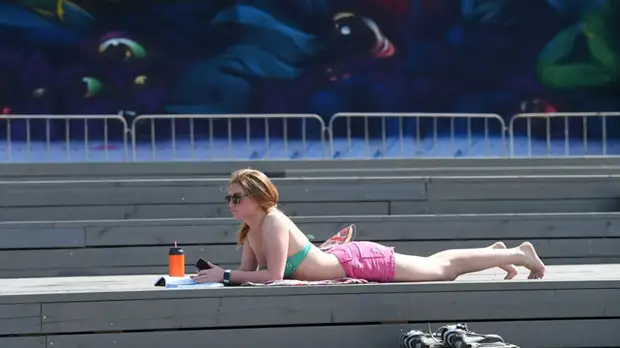 Врачи рассказали, кому противопоказано загорать