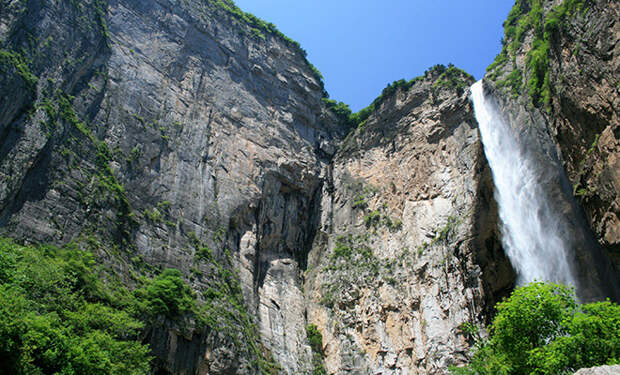 Туристы исследовали известный водопад Китая и поняли, что это подделка: внутри проложены трубы