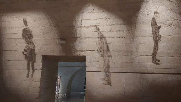 В AZART открылась выставка Ольги Чернышовой «С листа»: посетители на сводах, акварели сушатся на верёвке